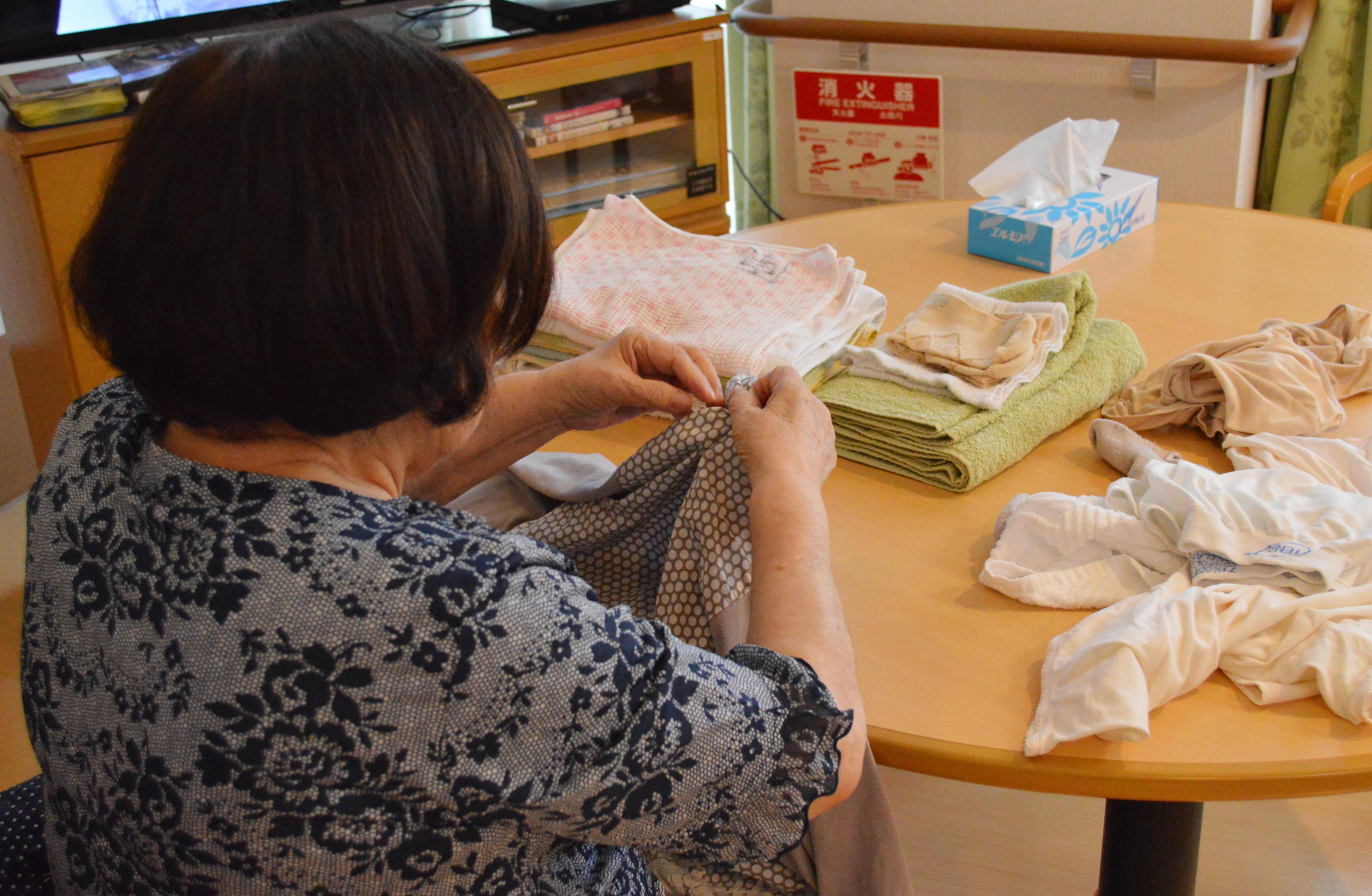 社会福祉法人笠松会グループホーム笠松の郷　日常の風景　洗濯ものたたみ